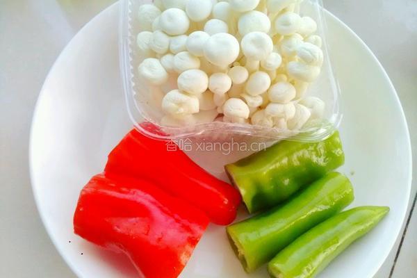 耗油双椒白玉菇的做法图解1