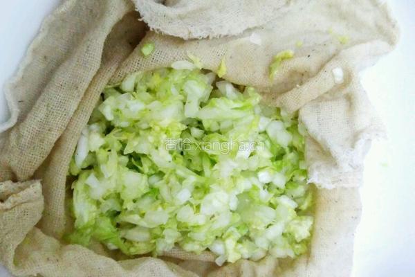 白菜剩扣肉包子的做法图解2