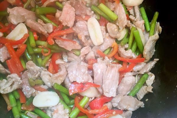 蒜苗炒肉的做法图解5