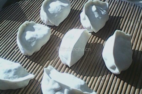 白菜猪肉大馅饺子的做法图解7