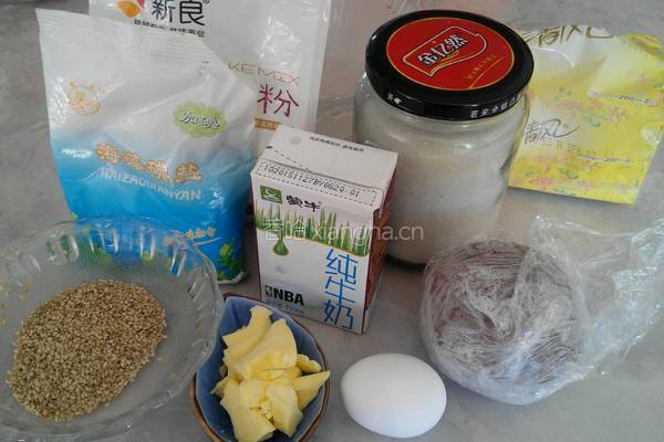 豆沙面包花的做法图解1