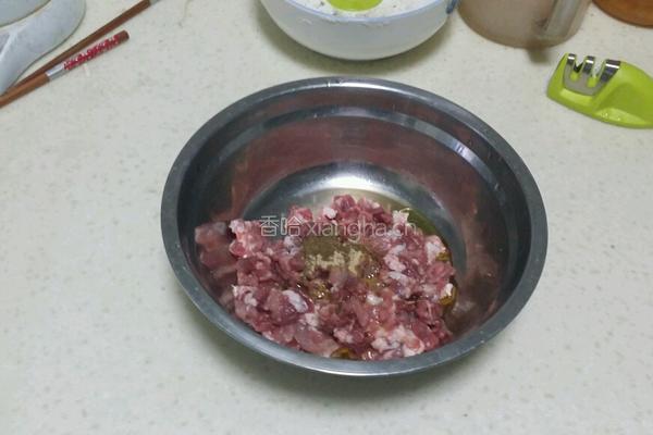 韭香茄子打卤面的做法图解2