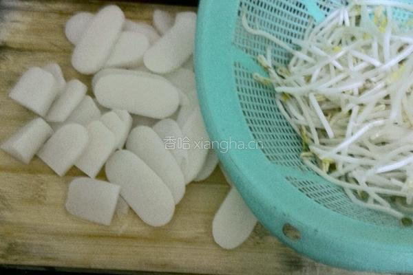 温州腊肉豆芽炒年糕的做法图解1