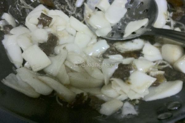 温州腊肉豆芽炒年糕的做法图解4