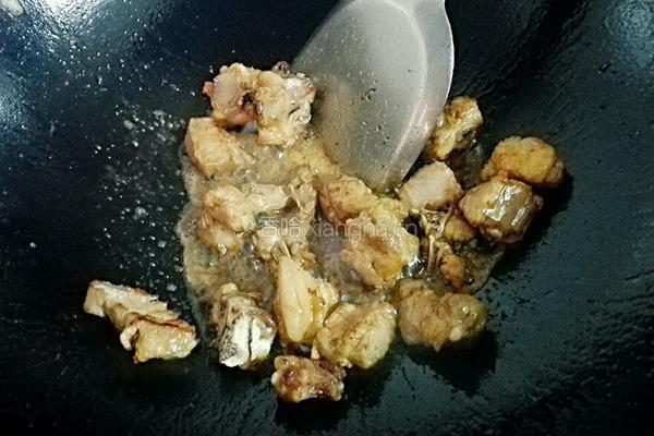 胡萝卜玉米焖排骨的做法图解5
