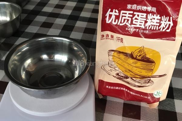 一学就会的简单电饭锅巧克力蛋糕的做法图解1
