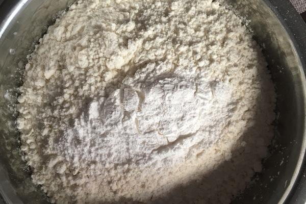 一学就会的简单电饭锅巧克力蛋糕的做法图解2