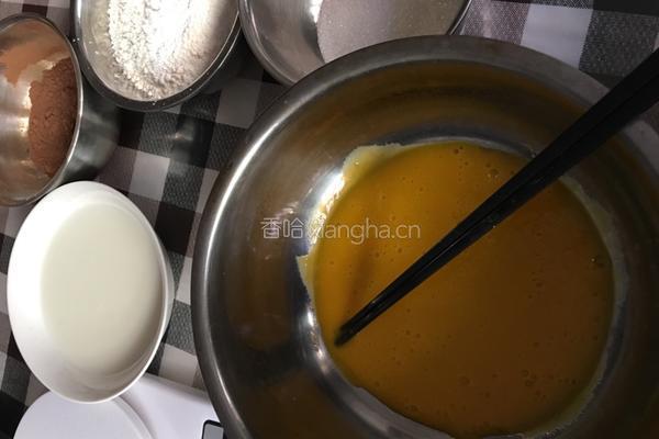 一学就会的简单电饭锅巧克力蛋糕的做法图解4