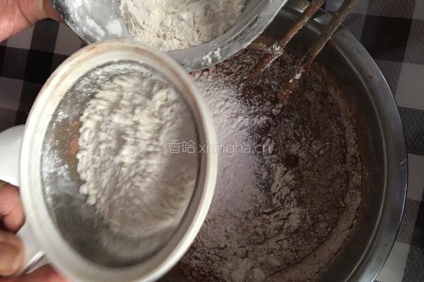 一学就会的简单电饭锅巧克力蛋糕的做法图解5