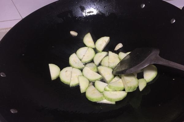 葫芦瓜炒虾仁的做法图解4