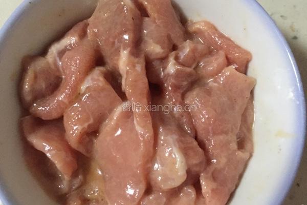 沙茶牛肉爆青椒的做法图解2