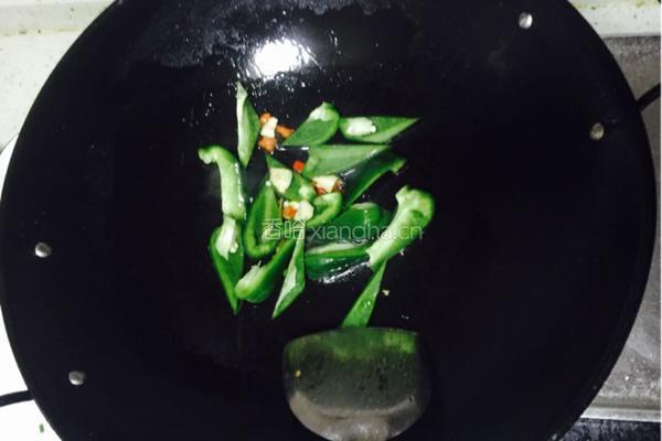沙茶牛肉爆青椒的做法图解4