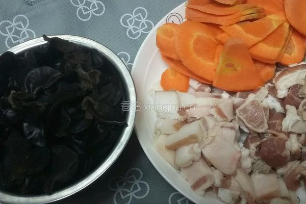 胡萝卜 黑木耳炒肉的做法图解1