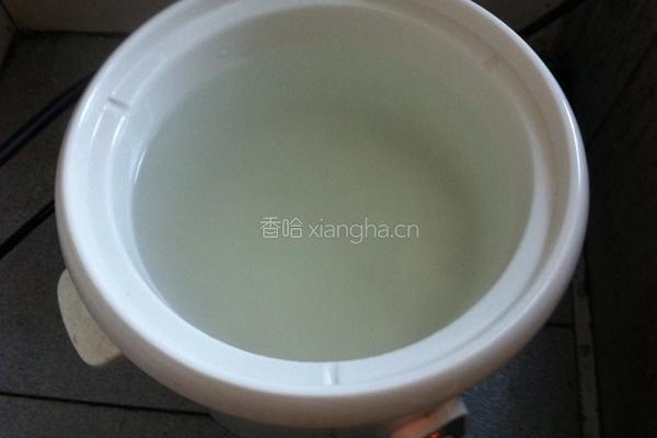 芹菜瘦肉粥的做法图解1