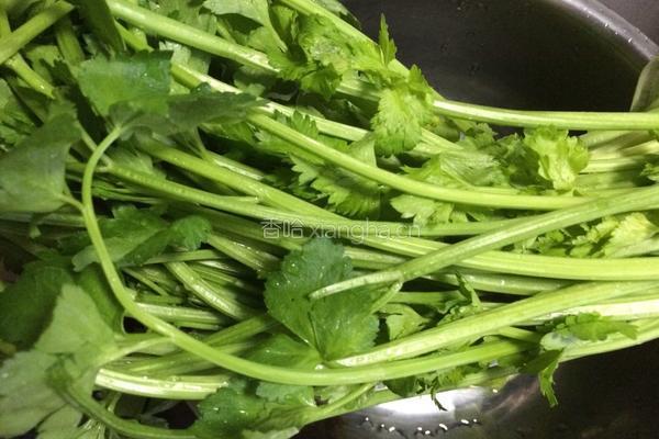 芹菜炒肉丝的做法图解1