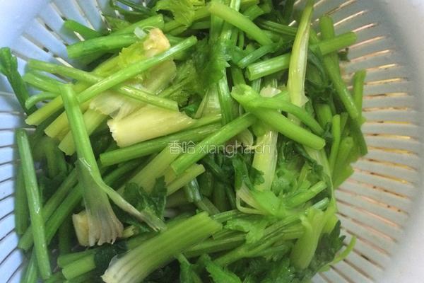 芹菜炒肉丝的做法图解3