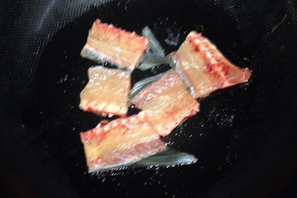 清淡养生鲫鱼豆腐汤的做法图解3