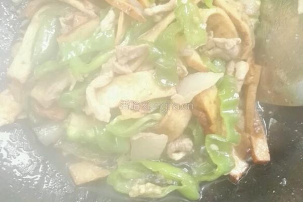 青椒.香干炒肉的做法图解5