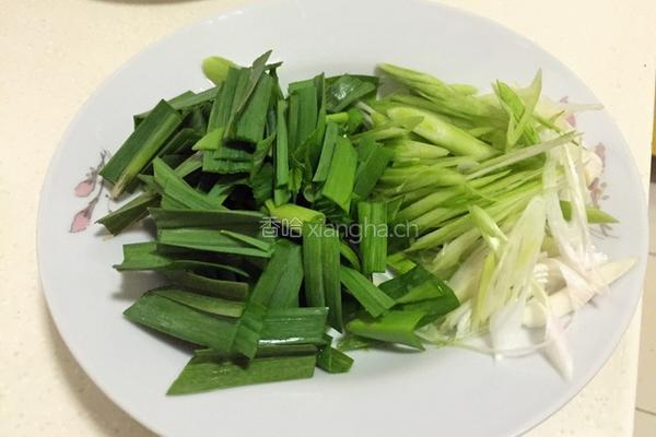 豆芽蒜苗肉丝炒面的做法图解2