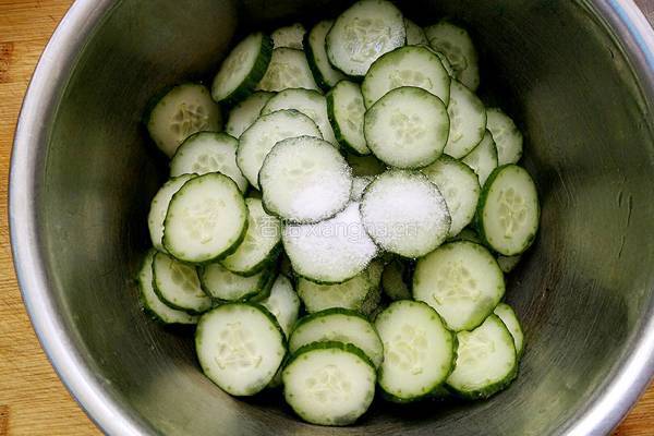 风味小炒黄瓜片的做法图解3