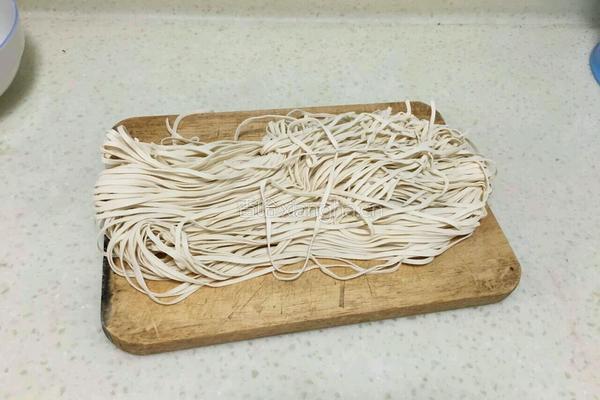 韭香西红柿鸡蛋打卤面的做法图解1