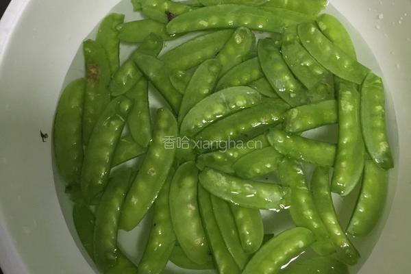 蒜蓉培根荷兰豆的做法图解1