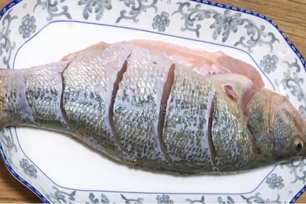 清蒸鲈鱼家常菜的做法图解5