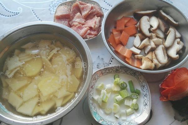 土豆炒香菇肉片的做法图解1