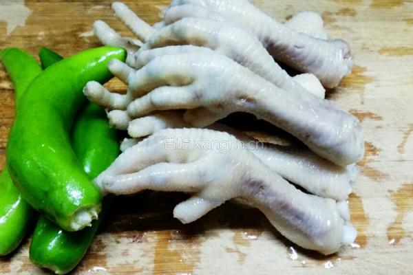 辣椒炒鸡爪的做法图解1