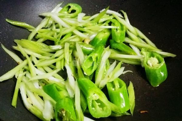 辣椒炒鸡爪的做法图解3