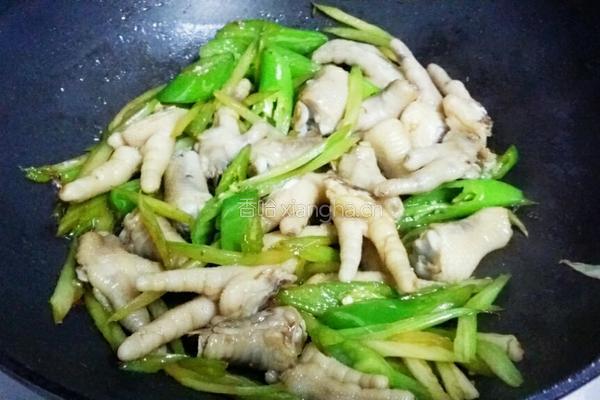 辣椒炒鸡爪的做法图解4