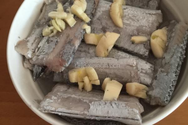 辣椒炒带鱼的做法图解2