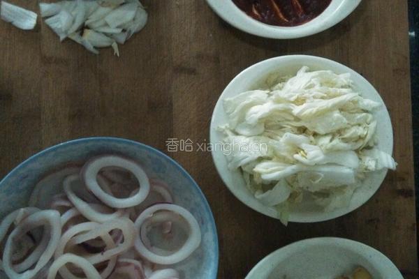 辣酱炒鱿鱼圈的做法图解1