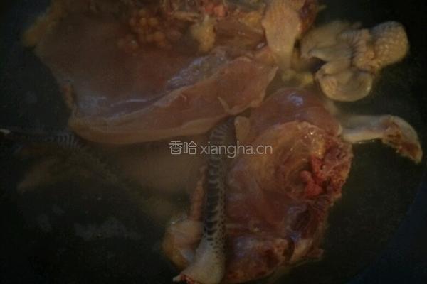 黑木耳炖土鸡的做法图解1