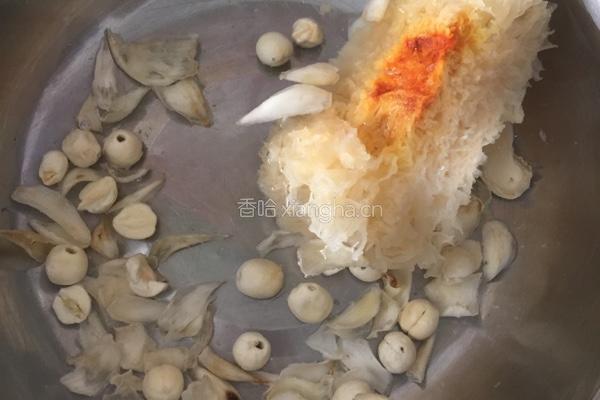 银耳莲子百合枸杞羹（添加山药）的做法图解1