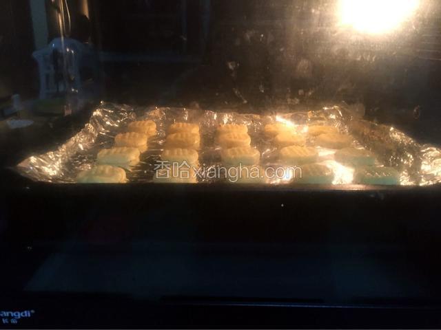 放进预热好的烤箱中，上下火165度，中层15分钟