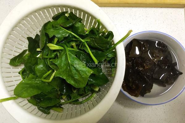 鸡蛋木耳炒菠菜的做法图解1