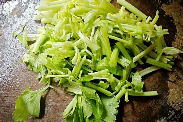 芹菜炒面条的做法图解2