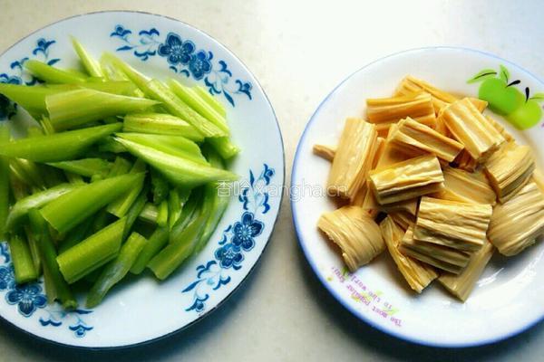 西芹腐竹的做法图解2