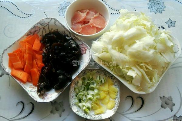 白菜木耳炒肉片的做法图解1