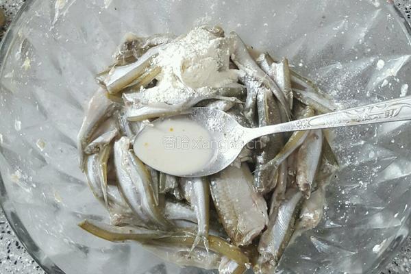 煎野生河鱼的做法图解3