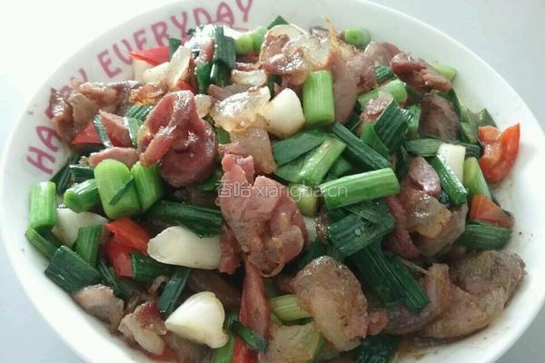 蒜苗炒香肠的做法图解3