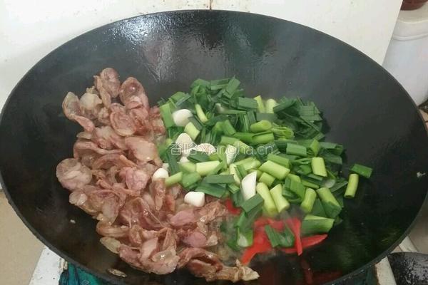 蒜苗炒香肠的做法图解2