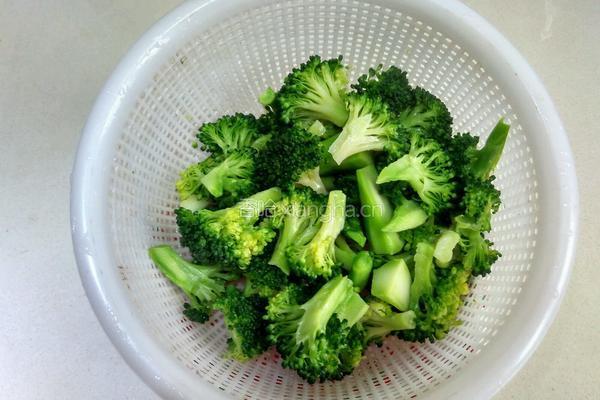素炒西兰花的做法图解3