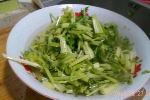 清炒芹菜的做法图解1