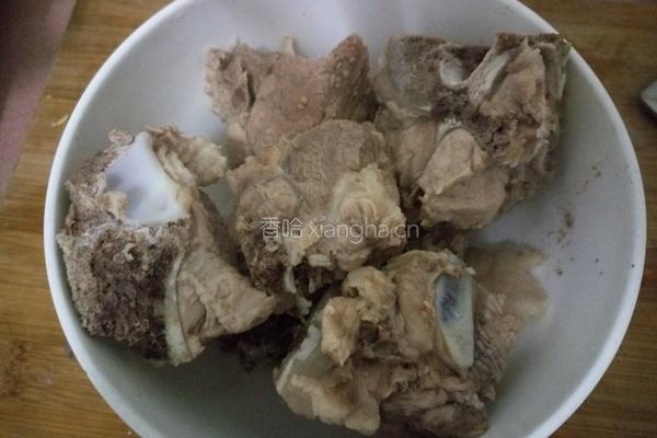 莲藕玉米龙骨汤的做法图解1