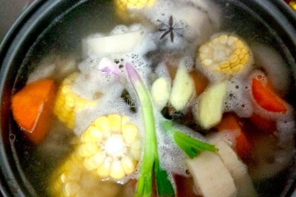 莲藕玉米龙骨汤的做法图解4