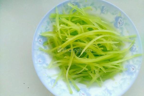 凉拌黄瓜卷的做法图解2