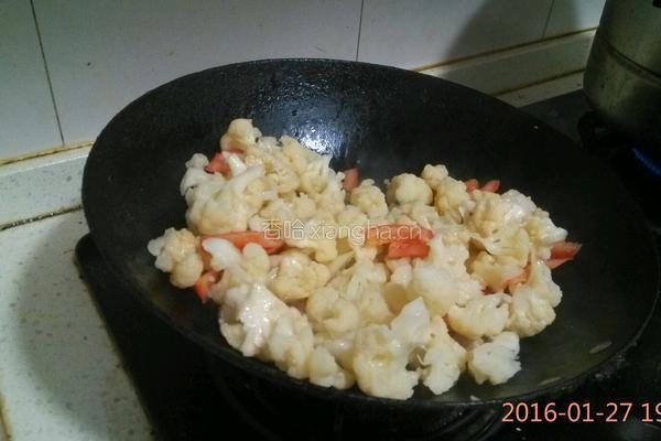 西红柿炒菜花的做法图解2