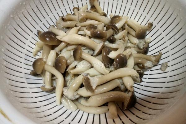 三鲜蟹味菇的做法图解6